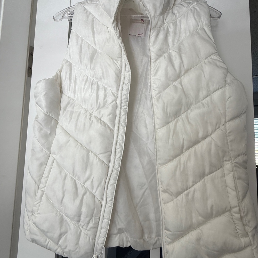SO White Quilted Puffer Vest - Medium - Picture 8 of 13